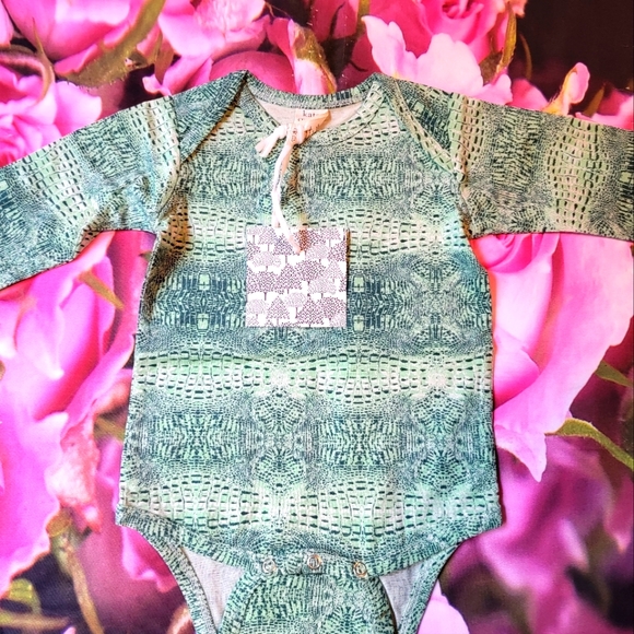 kate quinn Other - Nwt new Kate Quinn bodysuit ls boys 3-6 m organic